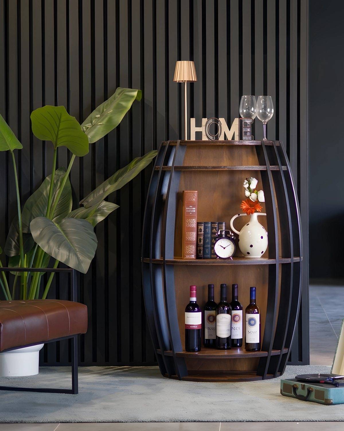 Mobile bar a forma di botte in un salotto